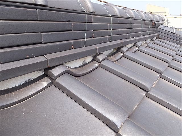 岐阜市の瓦屋根で棟の下や端部、巴瓦や鬼瓦周りの漆喰が劣化し詰め直し